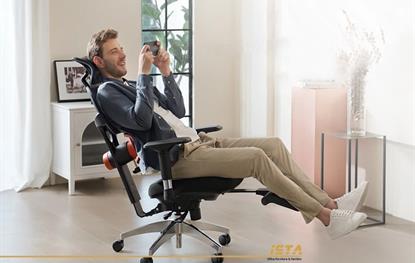 نحوه نشستن پشت میز